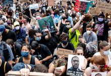 2020年6月4日，星期四，纽约，抗议者聚集在凯德曼广场公园举行集会。