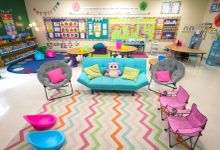 五颜六色的教室，有沙发，可折叠的桌子和勺子椅