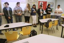 八名高中生排成一排站在教室前面，每人撕一张小纸片。
