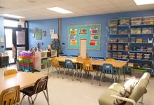 有长方形大桌子和蒲团的教室。