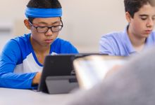 一名中学生在课堂上使用平板电脑