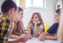 小学生在课堂小组工作