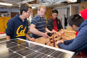 绿色能源之路的学生们为即将到来的比赛建造了一艘太阳能船。