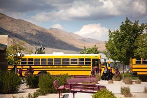 公共汽车停在中学门前。